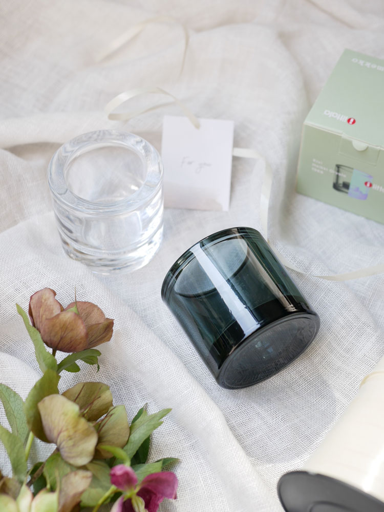 フィンランド製の無鉛ガラスイッタラ キビ キャンドルホルダー。直径約65mm、高さ約60mmの円筒形デザイン。