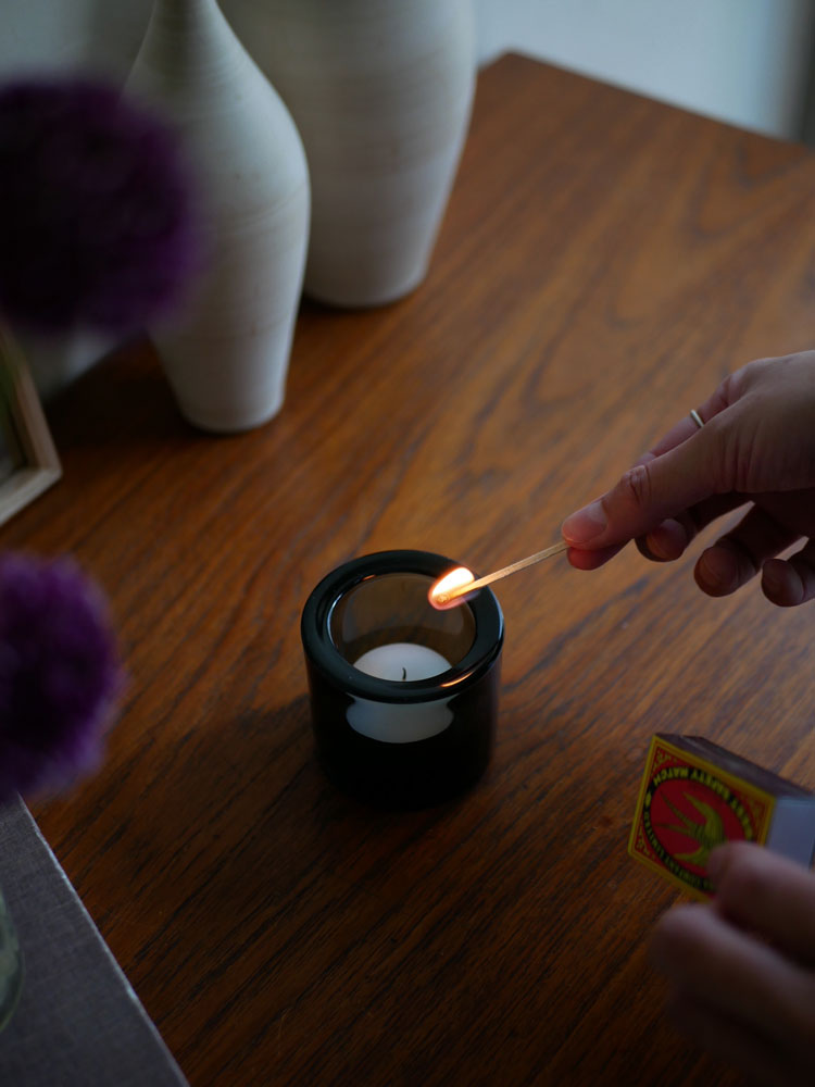 フィンランド製無鉛ガラスのイッタラキビキャンドルホルダーに灯された炎