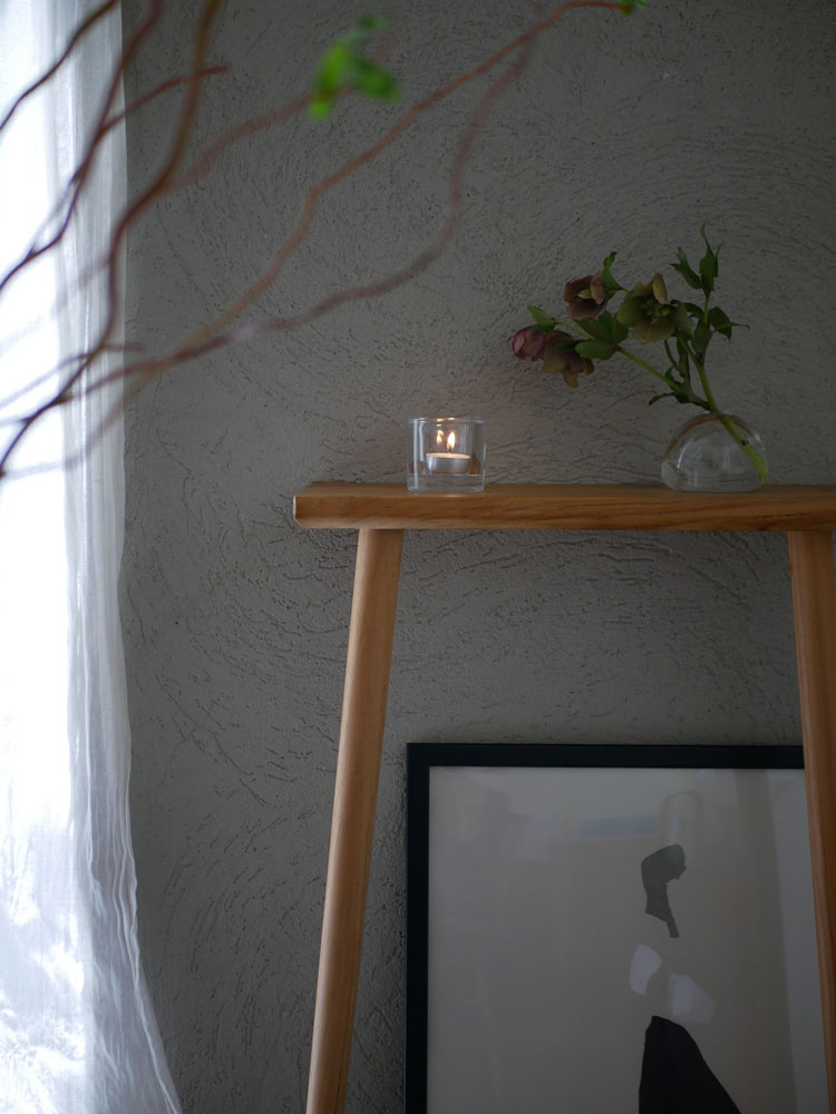 フィンランド産無鉛ガラス「キビ」キャンドルホルダーが木材と観葉植物と共に配置された室内の写真