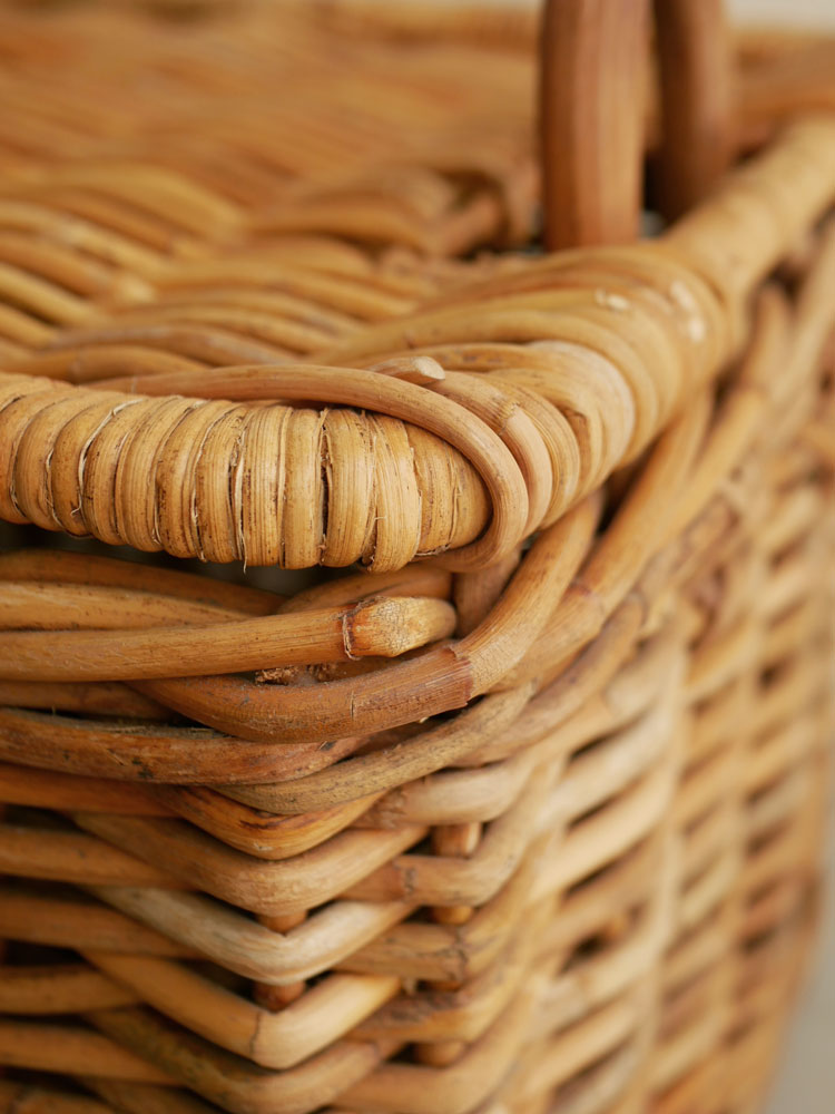 Creer/クレエの皮つきラタン製で持ち運び可能な収納バスケット