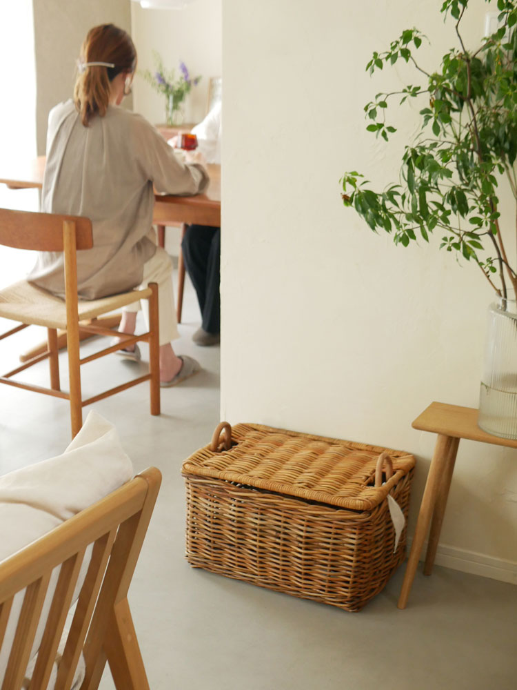 Creer/クレエのインドネシア産ラタン製運搬可能な収納バスケット、ナチュラルなウィッカーとハードウッドが特徴
