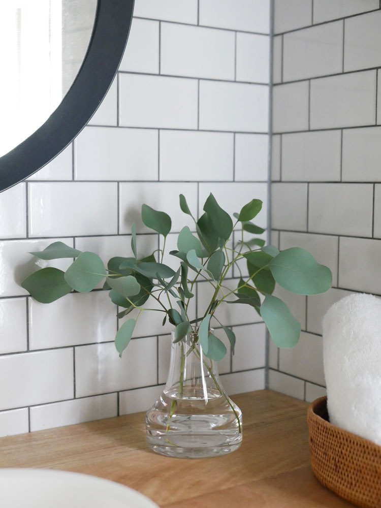 BOB CRAFT製ソーダガラスのファゴット、灰色と銀色のセラミック容器がタイル上に置かれた静物写真