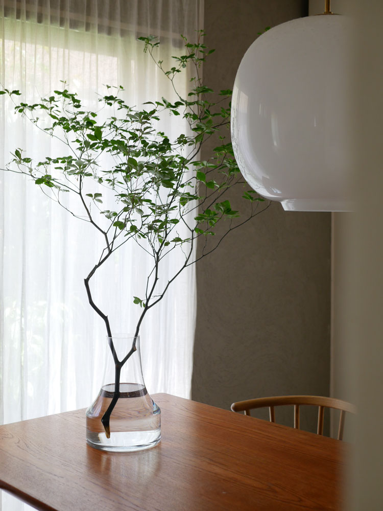 BOB CRAFTのソーダガラス製ファゴット、枝や植物を飾った花瓶