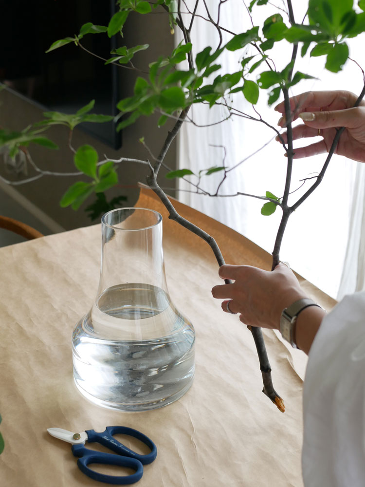 BOB CRAFT製ソーダガラスのファゴット花瓶に生けられた室内植物の静物