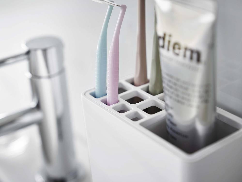 【MIST/ミスト】フィルムフック歯ブラシスタンドに歯ブラシやソープディスペンサーが配置されたバスルームの収納シーン