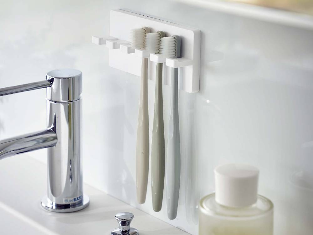 浴室のシンクに取り付けられた【MIST/ミスト】5連歯ブラシホルダー。ニッケル仕上げのフィルムフックで整然と配置されています。