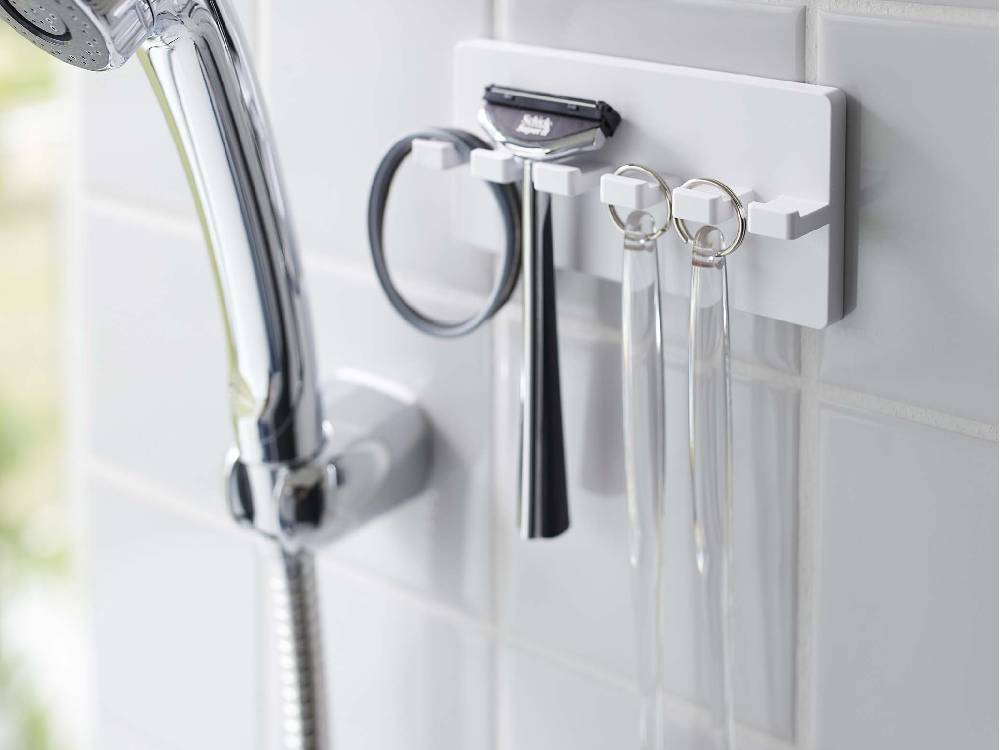 MISTフィルムフック5連の歯ブラシホルダーが浴室のタイル壁に取り付けられている様子