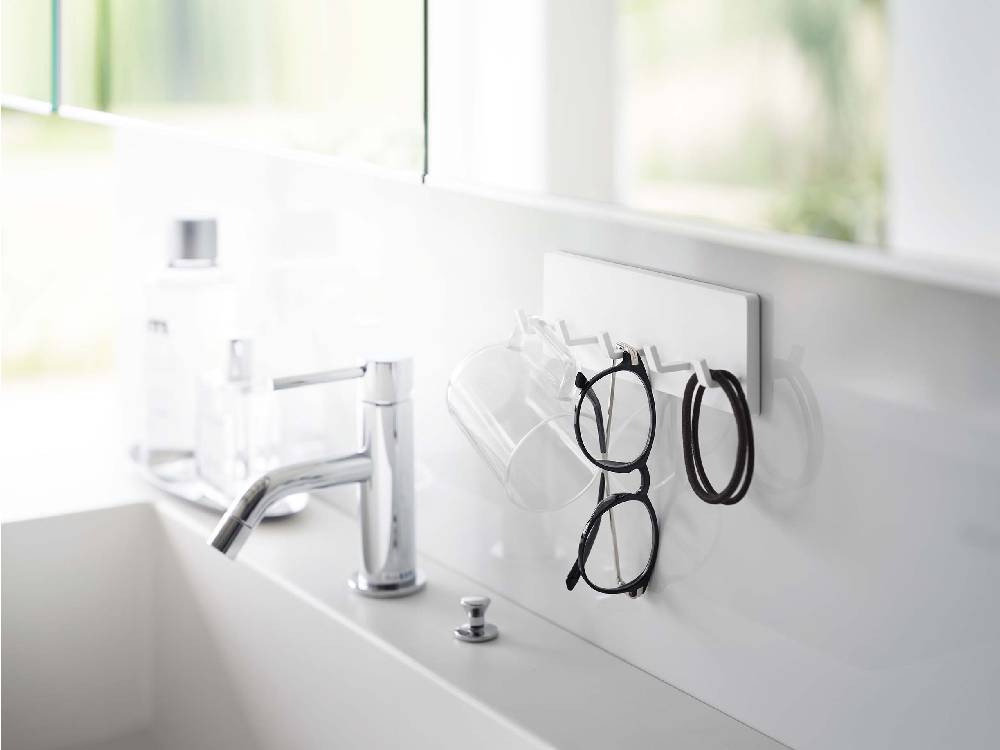 浴室のシンクに設置された【MIST/ミスト】フィルムフック 5連が、タオルや日用品を掛けて整然と配置されている様子