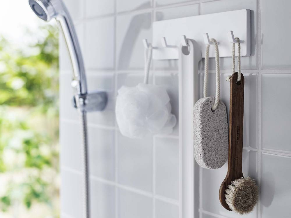 MIST／ミストの5連フィルムフックがキッチンや浴室の壁に取り付けられ、タオルや洗剤ディスペンサーが掛けられている様子