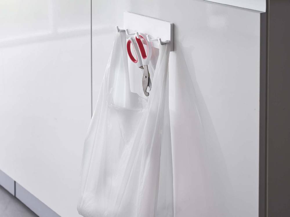 MISTミストの5連フィルムフック。プラスチック製本体にシルバーのハンドルが付いた家庭用壁掛け収納ハードウェア。