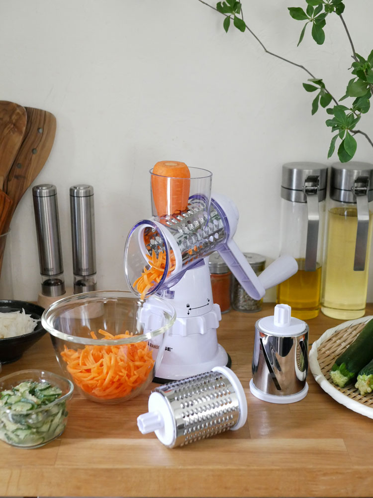 KLEVAクレバースライサー本体とステンレスドラム、付属品が並んだ画像