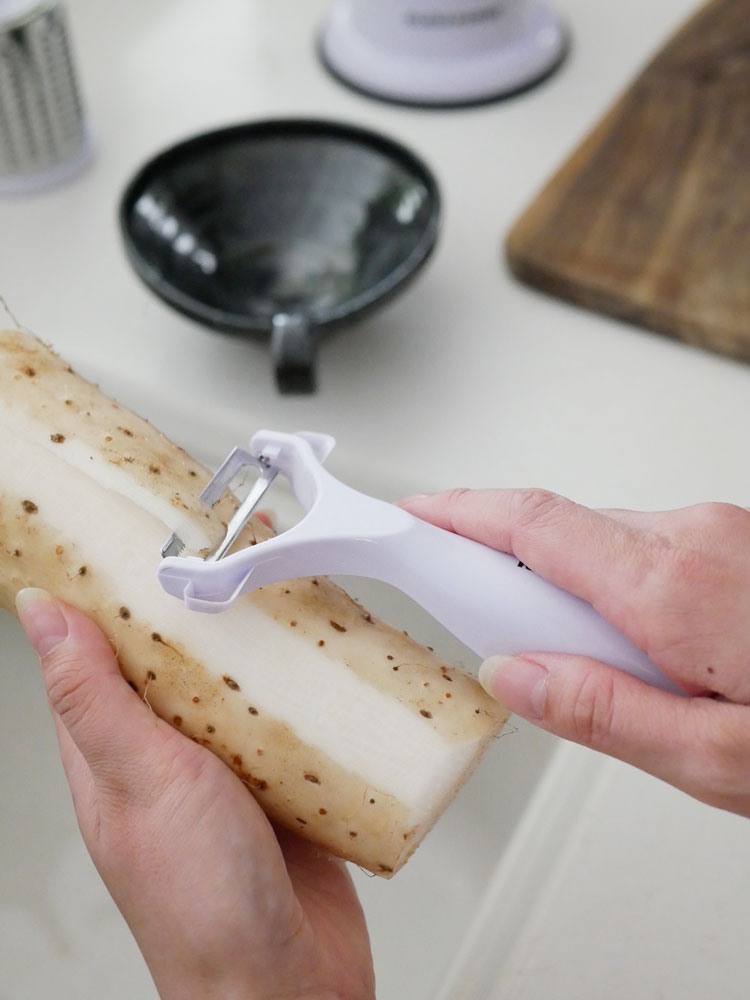 KLEVAクレバースライサーを使用してカッティングボード上で果物や野菜をスライスしているキッチンツールの画像