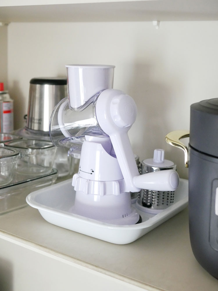 KLEVAクレバースライサー本体と各付属部品がキッチンテーブルに並べられている画像