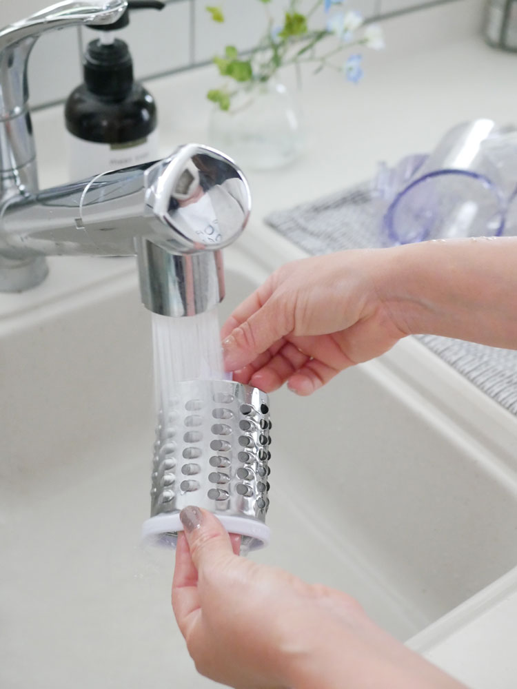 銀色の【KLEVA/クレバー】クレバースライサー本体とステンレスドラムが家庭用キッチンに配置された様子