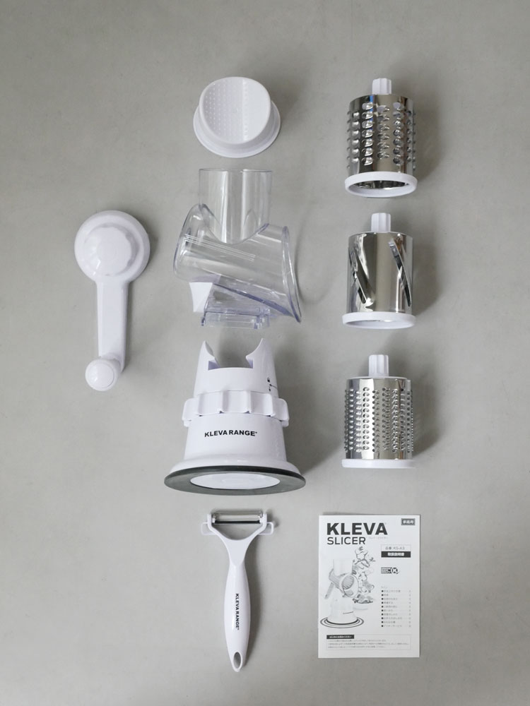 KLEVAクレバースライサー本体とすりおろし、スライス、細切り用のステンレスドラムがキッチンカウンターに並べられている様子