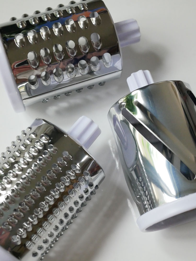 KLEVAクレバースライサーのステンレスドラムとアルミニウムハンドルを備えたシルバー色のスライシング機械