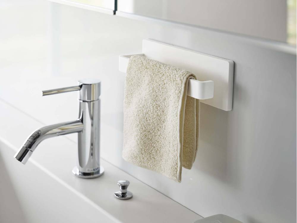 浴室のシンク横に設置されたMIST/ミスト フィルムフック タオルハンガー W18がタオルを掛けている