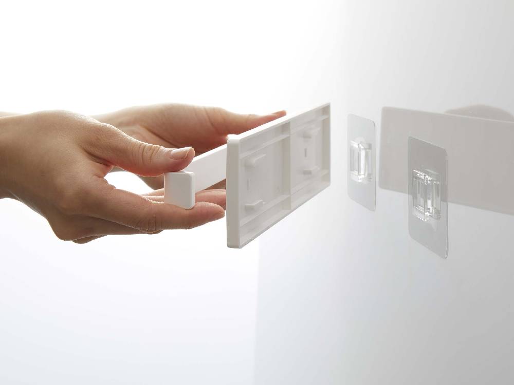 MIST/ミストのフィルムフックタオルハンガー W18が壁に取り付けられ、タオルを掛けている様子