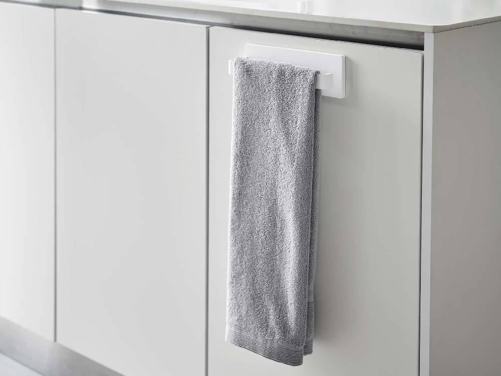 浴室のシンク周辺に取り付けられた【MIST/ミスト】フィルムフック タオルハンガー W18と銀色の浴室キャビネット