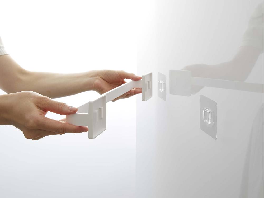 【MIST/ミスト】フィルムフック タオルハンガー W36。ABS樹脂製タオルハンガーにポリカーボネート製のフィルムフックが取り付けられた実物画像