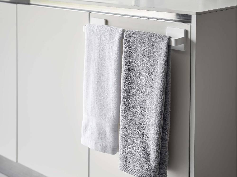 浴室の壁に取り付けられたシルバー色の【MIST/ミスト】フィルムフック タオルハンガー W36と掛けられたタオル