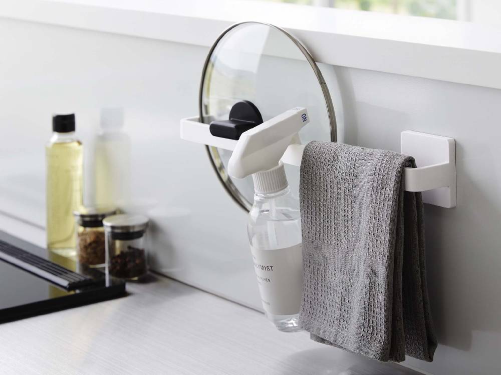 フィルムフック タオルハンガー W36が取り付けられたバスルームの洗面台。蛇口、石鹸ディスペンサー、トイレットロールホルダーなどの設備が整っています。