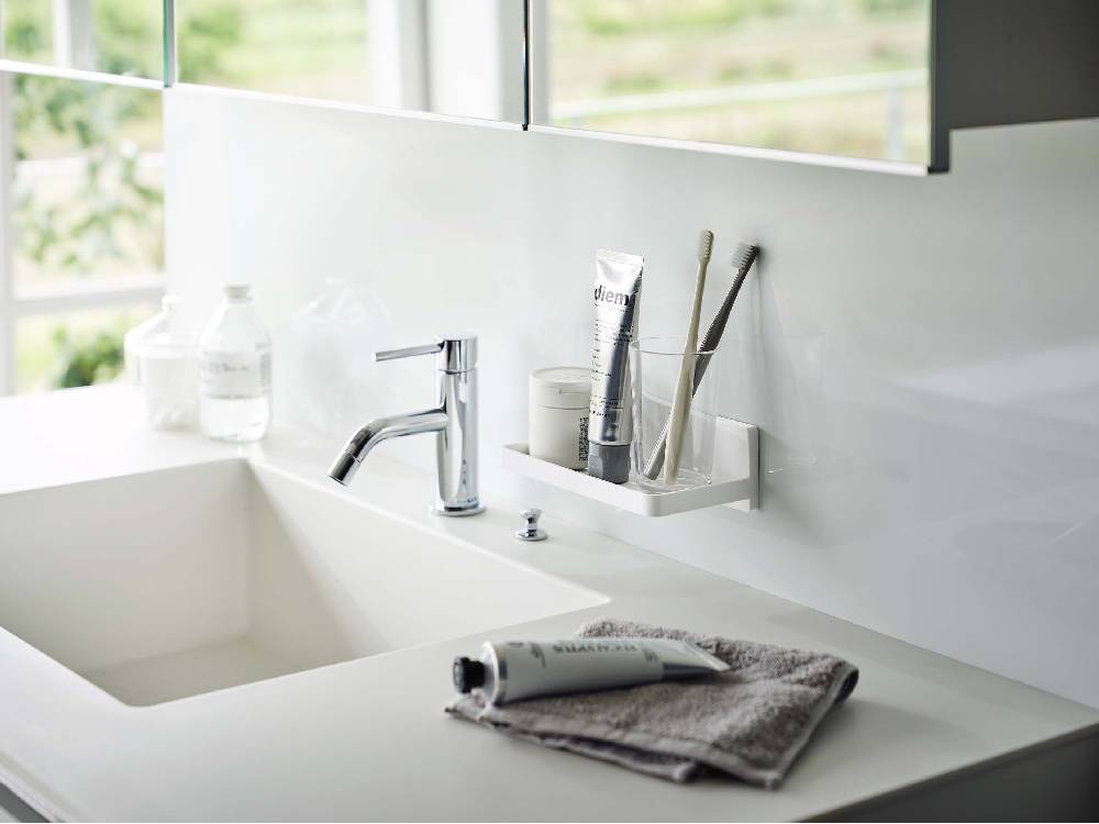 浴室の洗面台に取り付けられたMIST/ミスト フィルムフック トレー W18