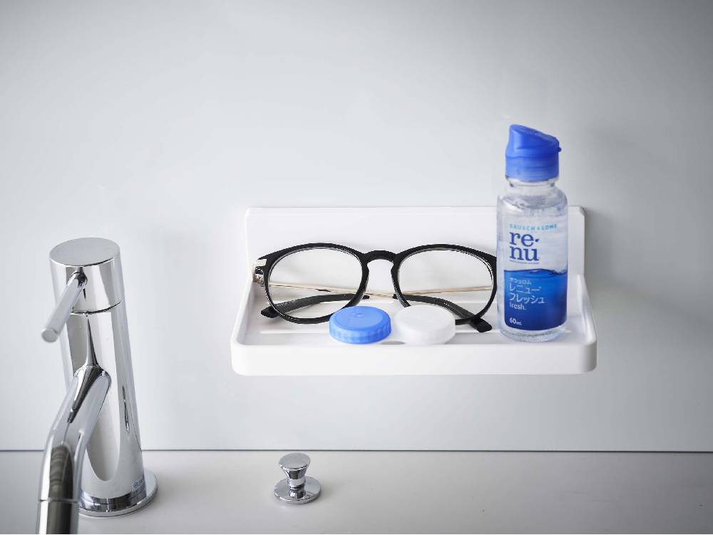 洗面台に取り付けられた【MIST/ミスト】フィルムフック トレー W18。蛇口、ソープディスペンサー、複数のプラスチックボトルが配置されています。