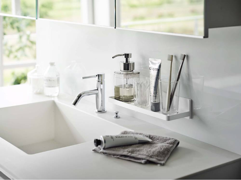 バスルームのシンクカウンターに設置されたMISTフィルムフック トレー W30