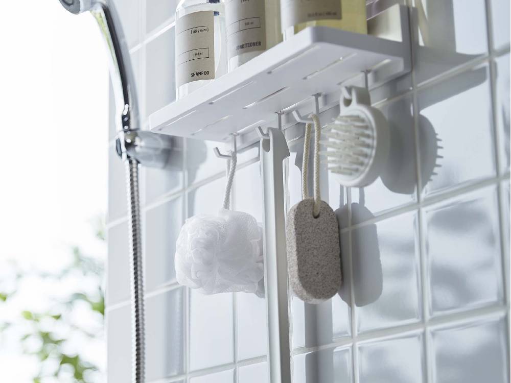キッチンの棚に【MIST/ミスト】フィルムフック トレー W30が設置され、ボトルやタオルが整理されている様子