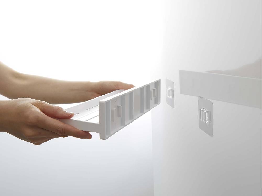 MISTフィルムフック トレー W30。プラスチック製のトレーと複数のフックが壁面に取り付けられている様子。