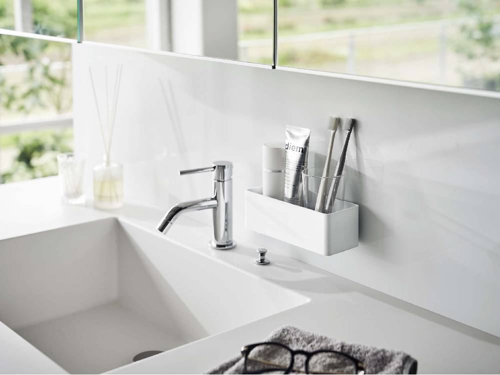 銀色の蛇口が付いた浴室用シンクとキャビネットのセット