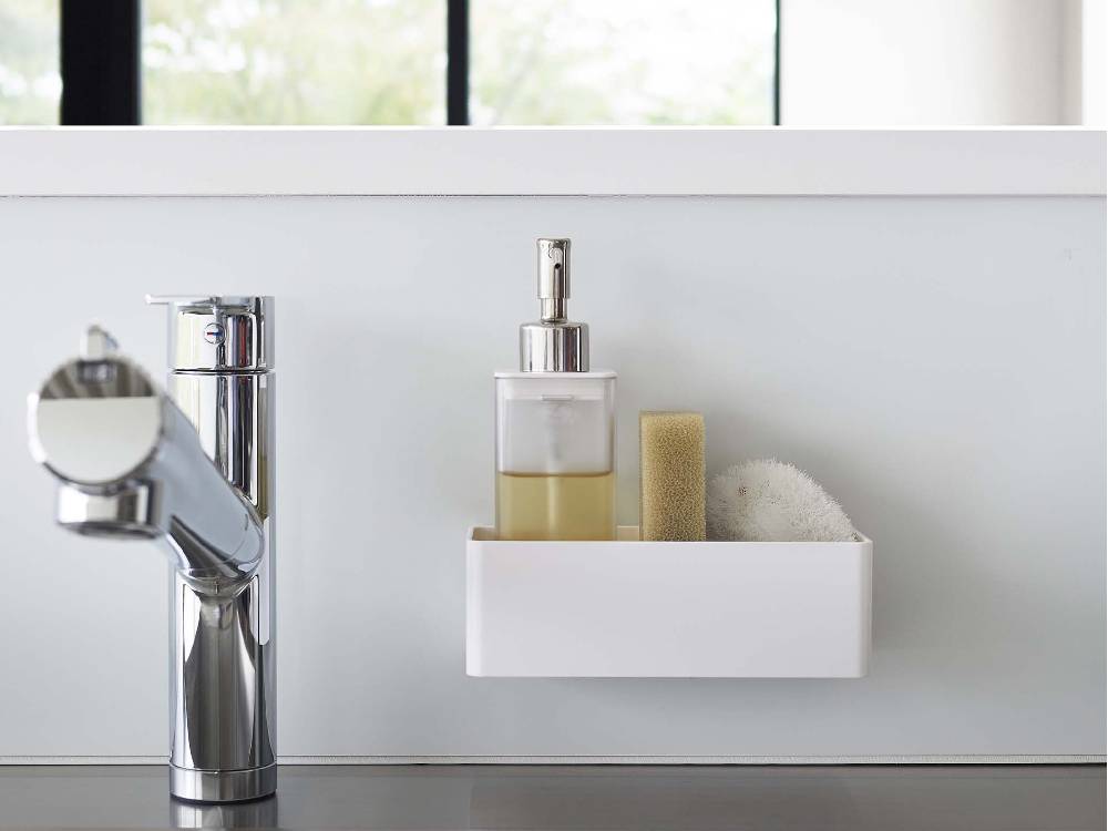 【MIST/ミスト】フィルムフック ラック W18が浴室の洗面台に取り付けられ、ソープディスペンサーやボトルが掛けられている様子