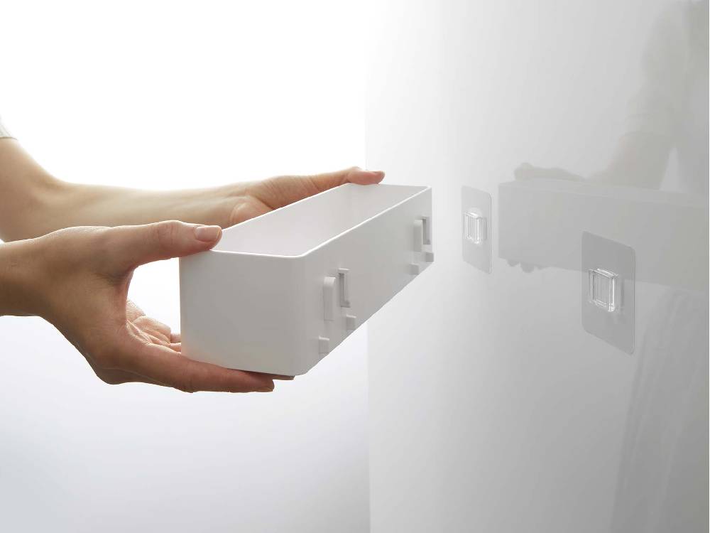 MISTフィルムフック ラック W30。幅30cmのABS樹脂製ラックにポリカーボネート製フィルムフックが4つ取り付けられている様子