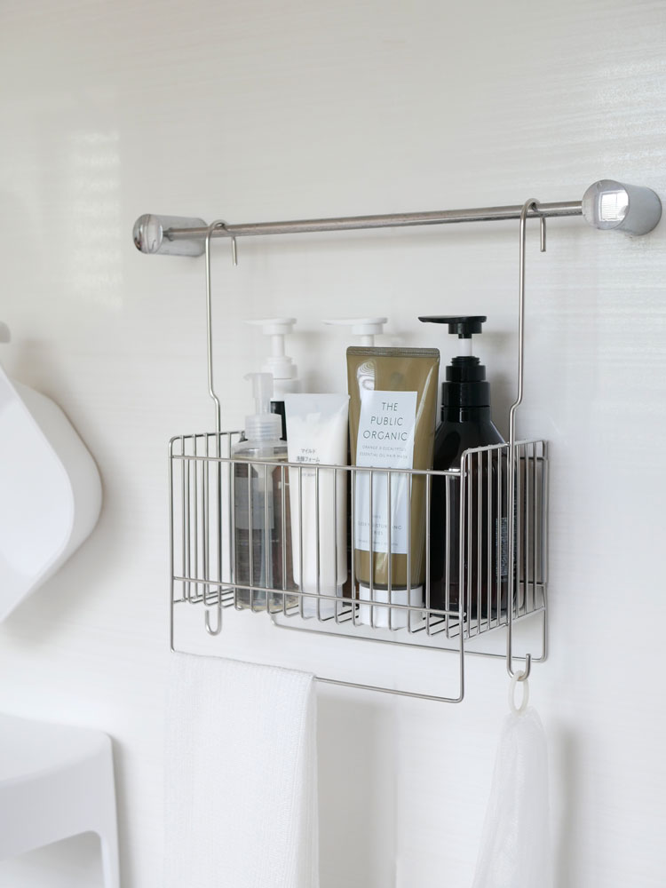 Hinata Lifeの18-8ステンレス製引っかけお風呂バスケットが浴室の棚に掛けられ、ボトルや洗面用具が整理されています