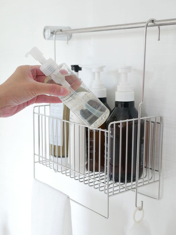 Hinata Lifeの連結可能な18-8ステンレス製引っかけお風呂バスケットが洗面所の壁に設置され、シンクや蛇口などのバス用品と共に浴室内に配置されている様子