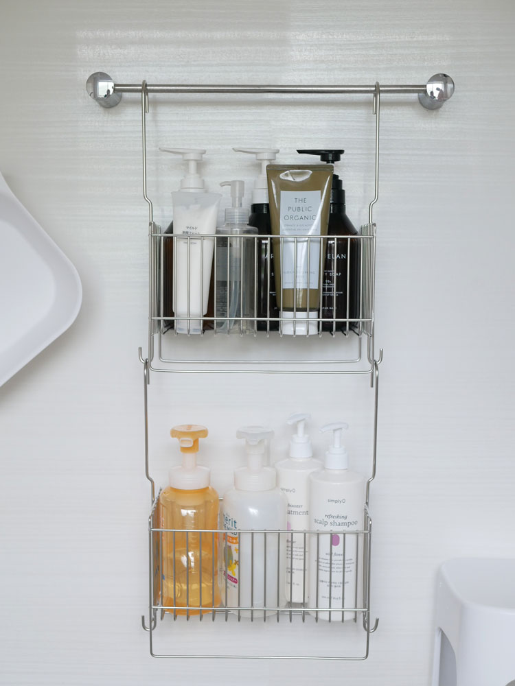 Hinata Lifeの連結可能な18-8ステンレス製引っかけお風呂バスケットがキッチンの棚に設置されている様子