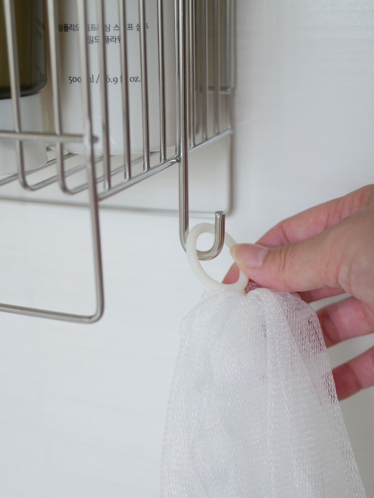 連結可能なステンレス製引っかけお風呂バスケットがタオルバーに取り付けられている様子