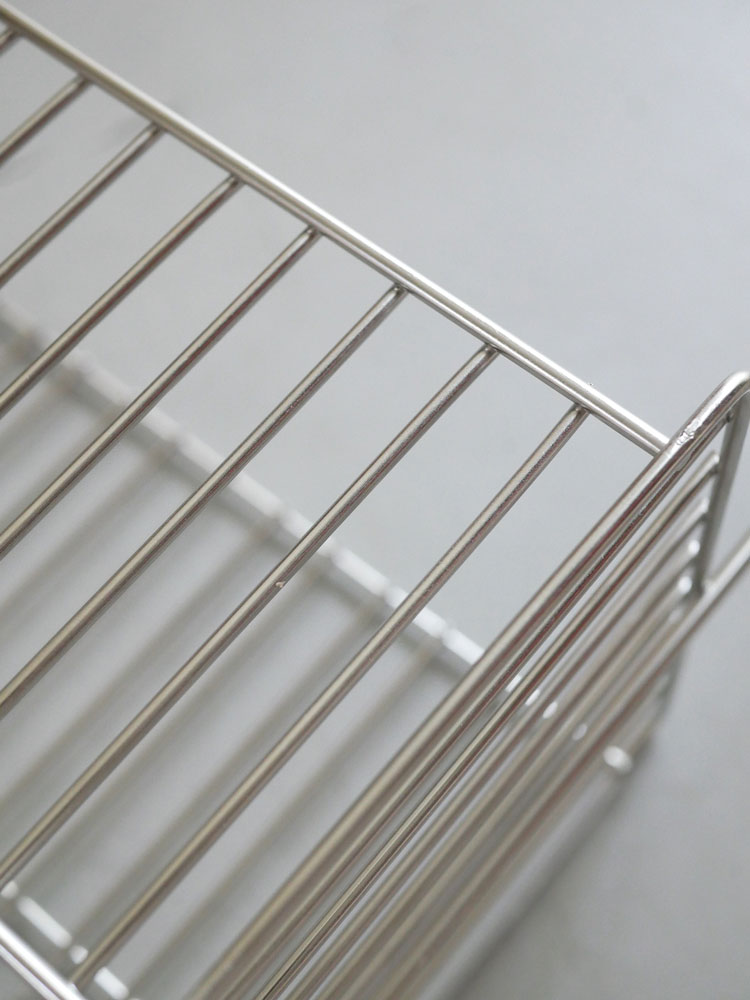 Hinata Lifeの連結可能な18-8ステンレス製引っかけお風呂バスケット。シルバーのメッシュデザインでタオルやバス用品を整理できるキッチンアクセサリー。