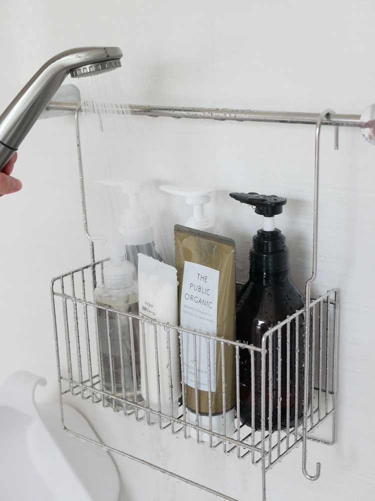 Hinata Lifeの18-8ステンレス製連結可能な引っかけお風呂バスケットにタオルやボトルが掛けられている浴室の様子