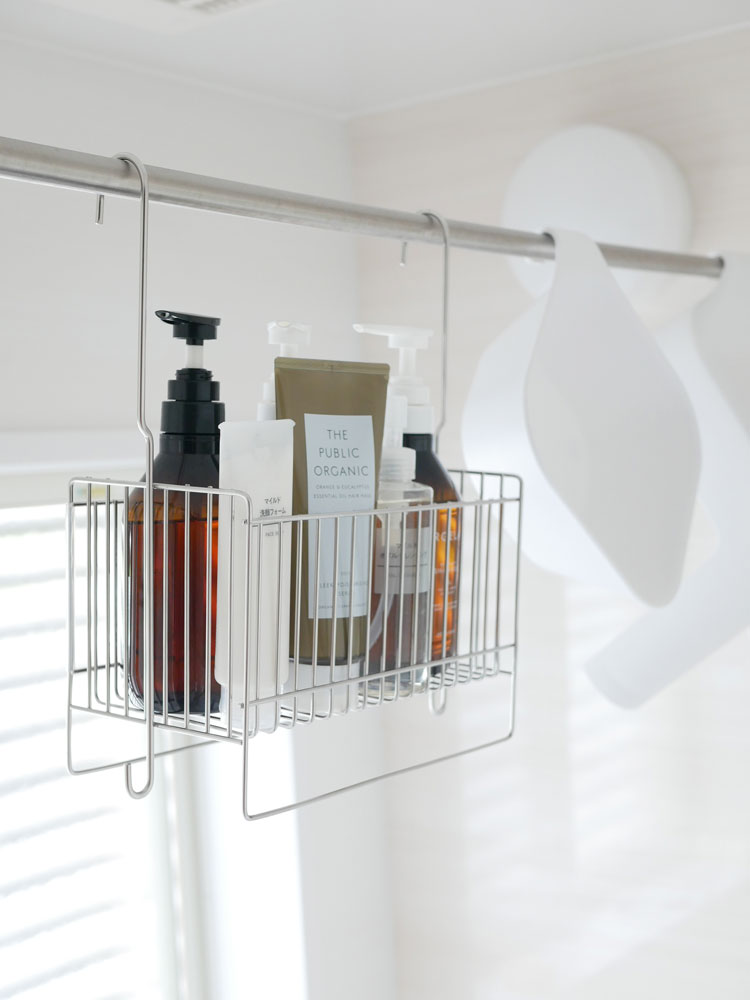 18-8ステンレス製の連結可能な引っかけお風呂バスケットが浴室のタオルバーに掛けられ、ボトルやキッチン用品を収納している様子