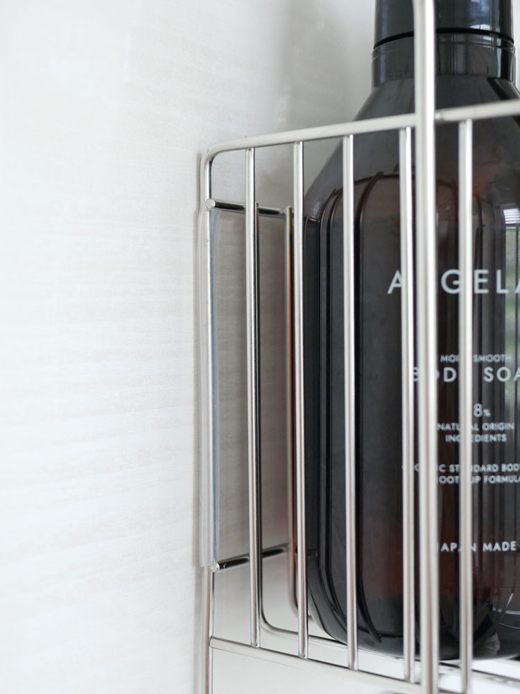 ひなたライフの連結可能なステンレス製引っかけお風呂バスケットにプラスチックボトルが掛けられている様子