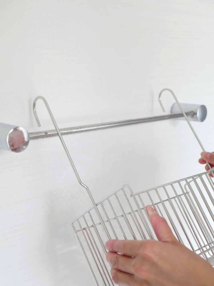 Hinata Lifeの18-8ステンレス製、連結可能な引っかけ式お風呂バスケット。頑丈なハンドルとプラスチック製クロースハンガーが特徴。