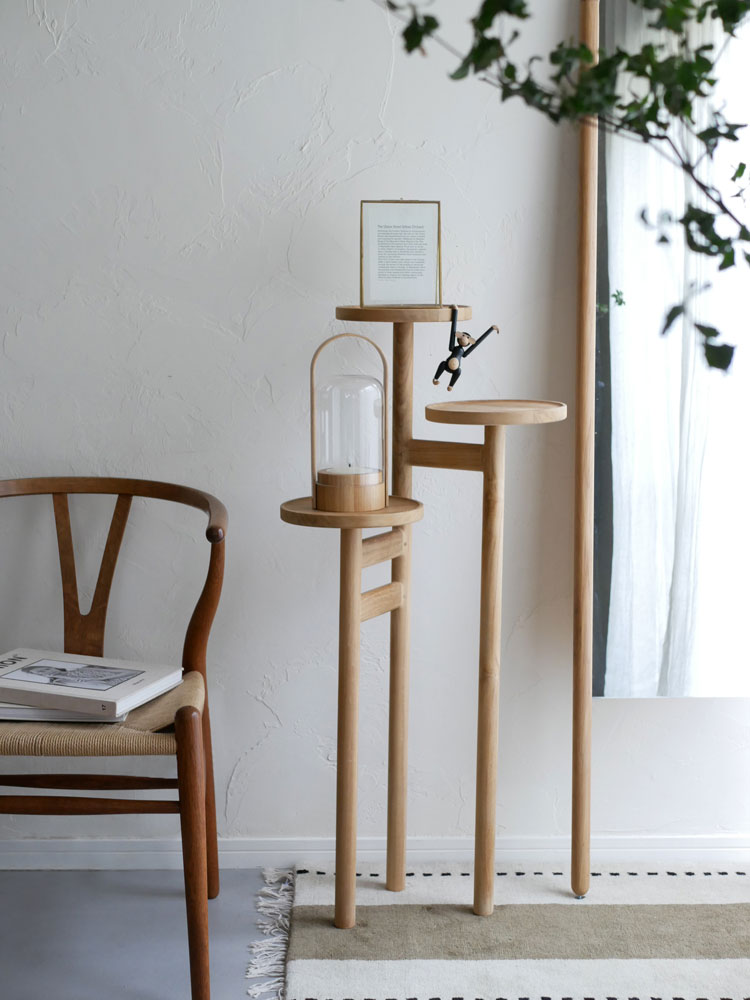 ナチュラルチークのステップトレイテーブルと観葉植物