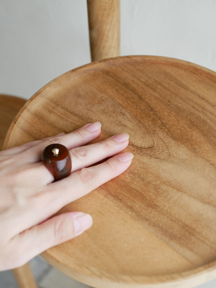 サンフラワーラタンのチーク無垢材を使用したステップトレイテーブル。ナチュラルな木製デザインで、3段の直径22cmトレイが配置されています。