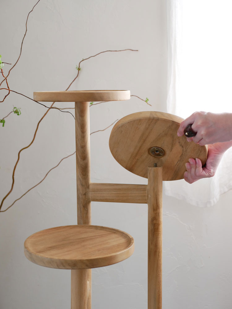 チーク無垢材で作られた三段式ステップトレイテーブル