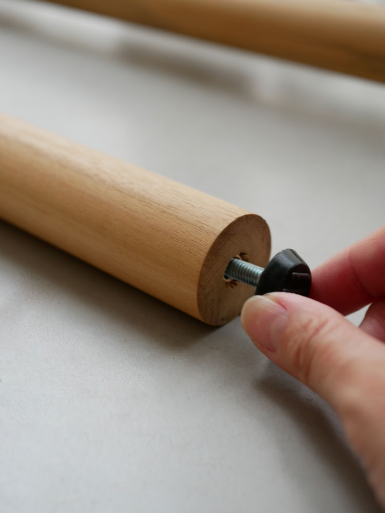 チーク無垢材と木製パイプを使用したサンフラワーラタンのステップトレイテーブル