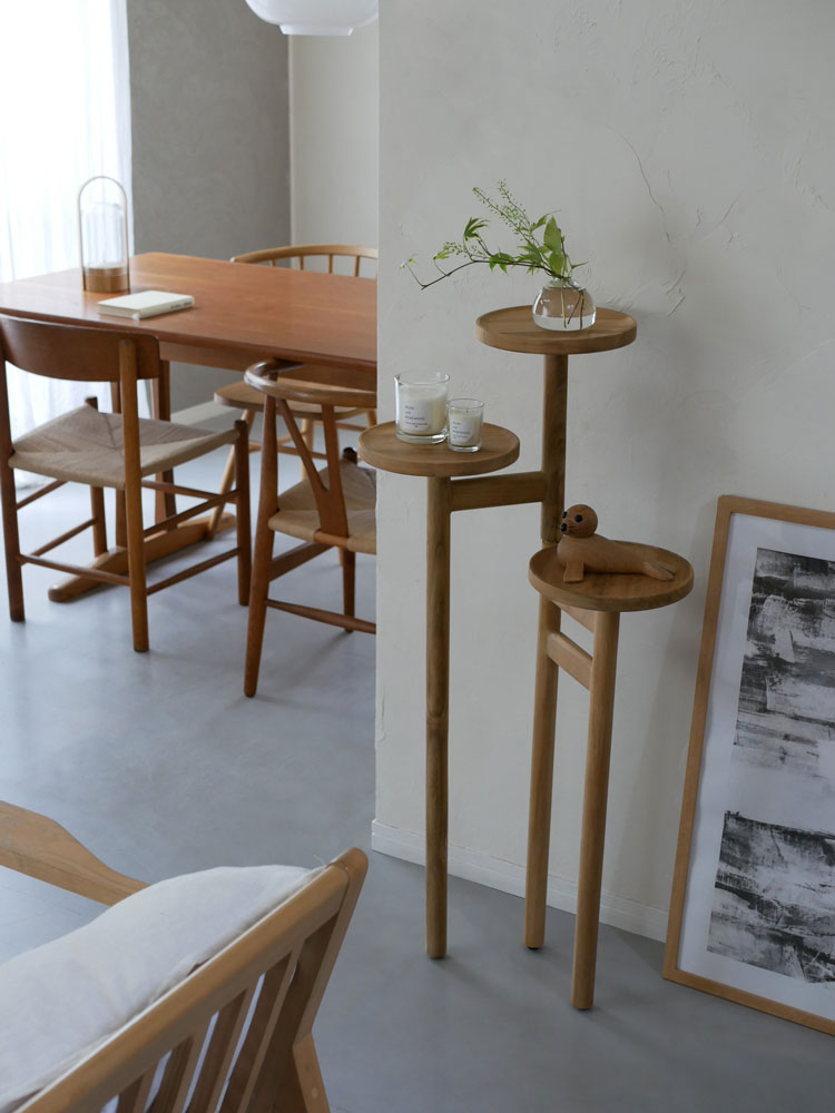 チーク無垢材とラタンを組み合わせたサンフラワーラタンのステップトレイテーブル。三段の高さ調整可能なトレイがあり、ナチュラルな木目が美しいアウトドア用家具です。