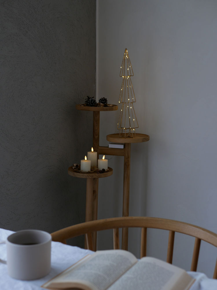 チーク無垢材を使用したサンフラワーラタンのナチュラルデザインステップトレイテーブル。3段構造で各段に直径22cmのトレイが配置されています。
