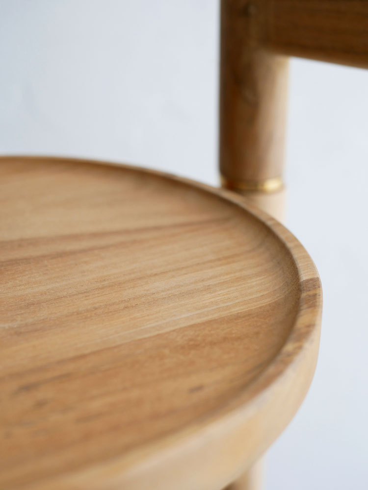 ナチュラルチーク無垢材製の屋外用ステップトレイテーブルで、3段の木製トレイが配置されたアウトドア家具